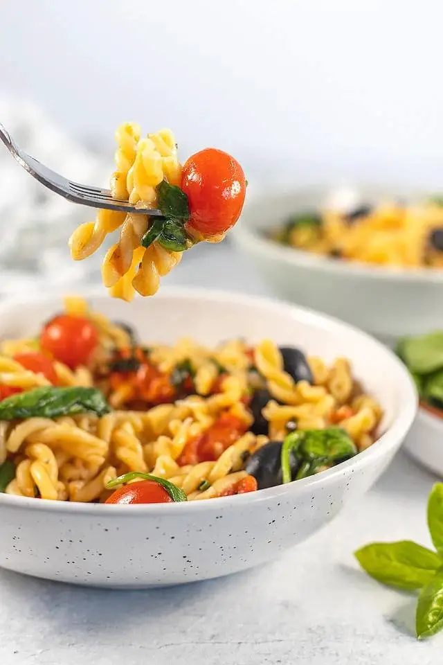 One Pot Pasta with Spinach and Tomatoes