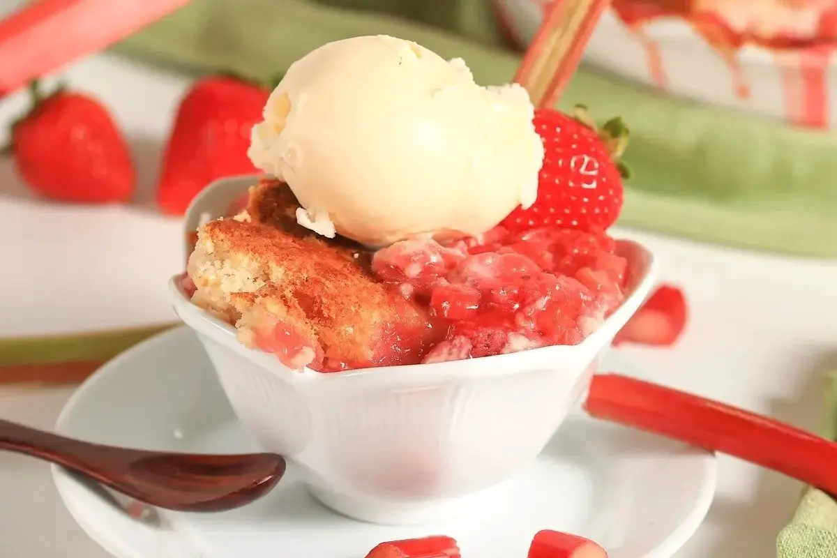 Easy Strawberry Rhubarb Dump Cake