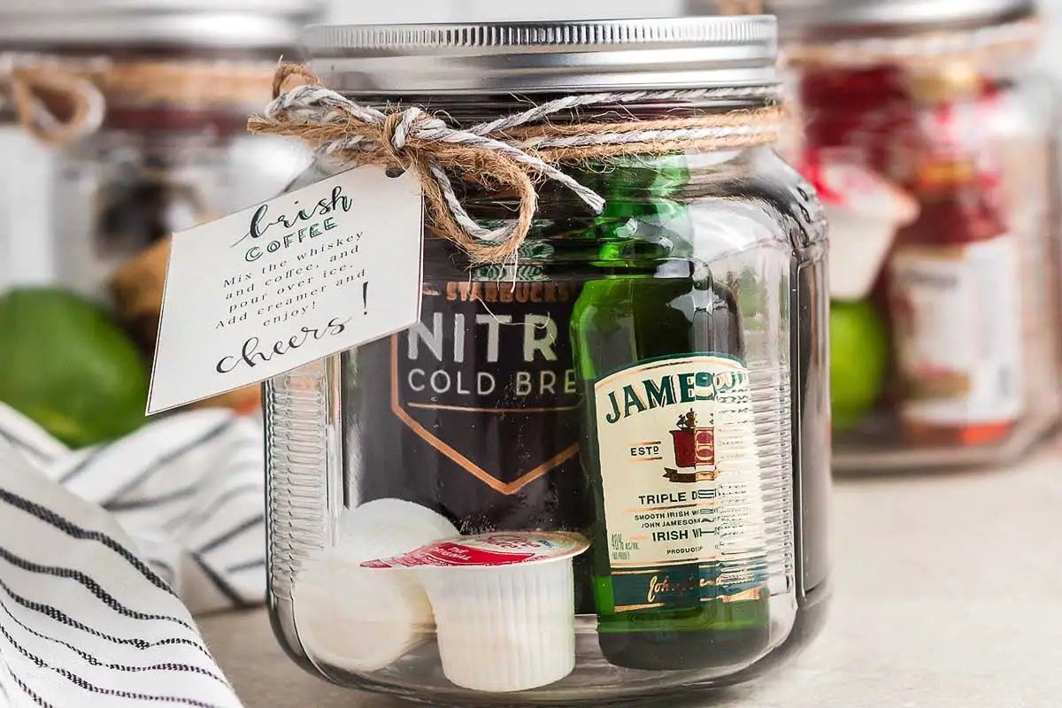 The Perfect Way to Present Mason Jar Cocktail Kits