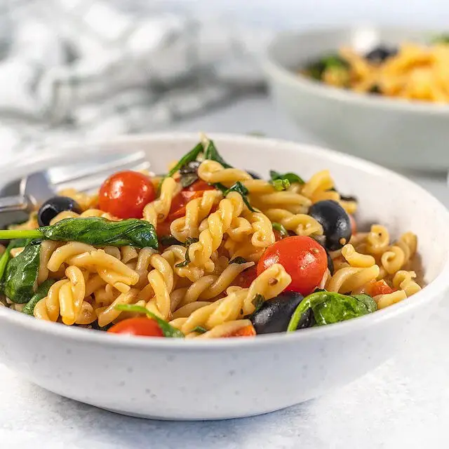 One Pot Pasta with Spinach and Tomatoes Recipe